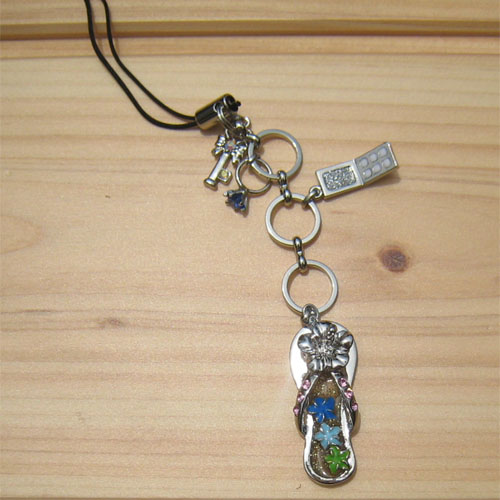 バーグ限定　手作り雑貨　ビーズアクセサリー　ストラップ　ハイビスカスがついたサンダルのストラップ（イエロー）