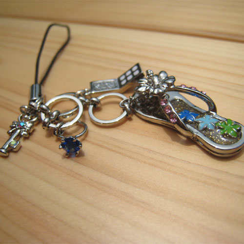 バーグ限定　手作り雑貨　ビーズアクセサリー　ストラップ　ハイビスカスがついたサンダルのストラップ（イエロー）