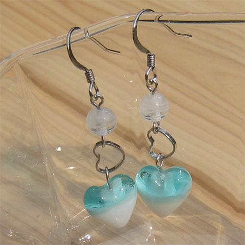 バーグ限定　手作り雑貨　ビーズアクセサリー　ピアス　ハートのピアス（ミントブルー）
