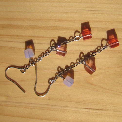 バーグ限定　手作り雑貨　ビーズアクセサリー　ピアス　キューブ型スワロのピアス（ピンク系）