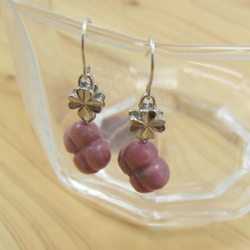 バーグ限定　手作り雑貨　ビーズアクセサリー　ピアス　クローバーのピアス（ピンク系）