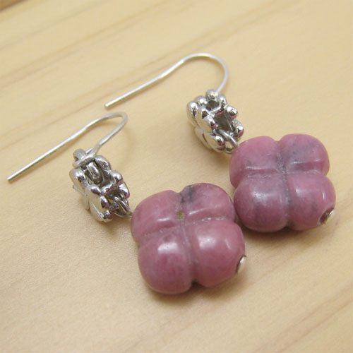 バーグ限定　手作り雑貨　ビーズアクセサリー　ピアス　クローバーのピアス（ピンク系）