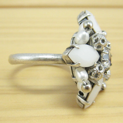 バーグ限定　手作り雑貨　ビーズアクセサリー　リング　ホワイトアラバスターのクロスリング