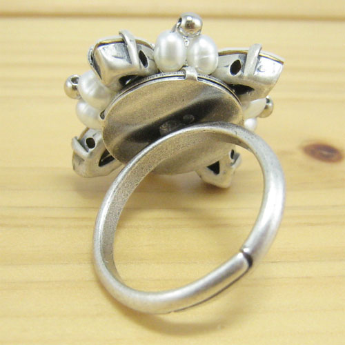 バーグ限定　手作り雑貨　ビーズアクセサリー　リング　ホワイトアラバスターのクロスリング