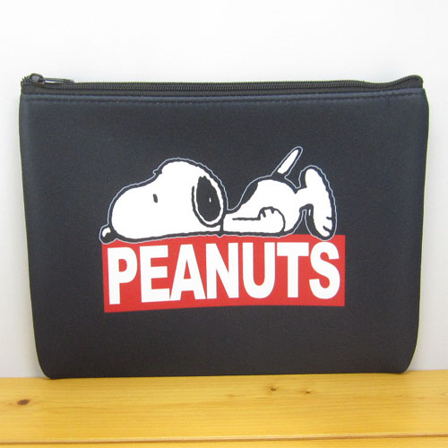タブレットケースにもどうぞ♪PEANUTS（ピーナッツ）　スヌーピー（SNOOPY）　ソフトフラットポーチ　スヌーピー　ねそべり　ブラック